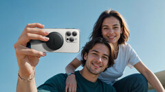 L'adaptateur USB-C Anker MagGo permet de recharger votre iPhone et de transférer des fichiers sur la carte SD en même temps (Image source : Anker)