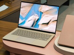 Le 2026 Asus Zenbook 14 en beige Zabriskie est équipé d'un écran OLED et d'un grand pavé tactile.