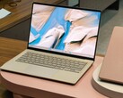 Le 2026 Asus Zenbook 14 en beige Zabriskie est équipé d'un écran OLED et d'un grand pavé tactile.