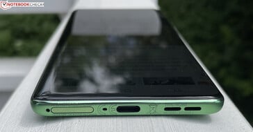 Bas : Emplacement SIM/microSD, microphone, USB-C 2.0, haut-parleur