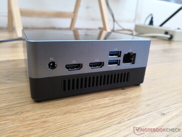 Arrière : Port pour adaptateur secteur, 2x HDMI 2.0, 2x USB-A 3.0, Gigabit RJ-45