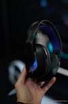 Casque de jeu sans fil Logitech G522 noir en main