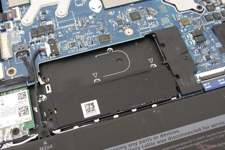 Le système prend en charge jusqu'à deux disques M.2 2280, comme sur l'Alienware x17. Un diffuseur de chaleur est inclus