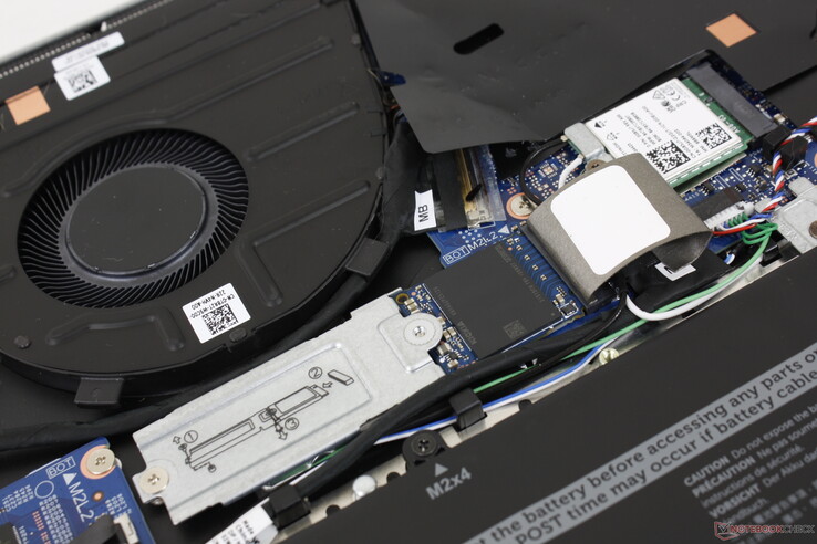 Un seul emplacement PCIe M.2 sans options secondaires. Le disque M.2 2230 inclus a du mal à maintenir des taux de transfert élevés pendant de longues périodes. Les longueurs de disque allant jusqu'à 2280 sont prises en charge