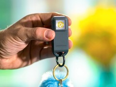 Le nouveau traceur Halo de Pebblebee intègre une sirène et une lampe de poche.