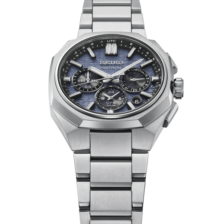 Vue de face de la Seiko Astron HAB001 montrant sa lunette en titane facettée, son bracelet intégré et son cadran bleu texturé.