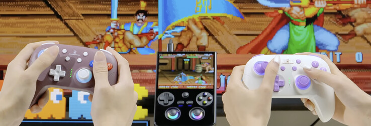 Le RG477V connecté à un écran externe avec deux contrôleurs RG P01 connectés. (Source de l'image : Anbernic)