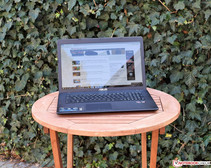 Asus VivoBook X751BP à l'extérieur à l'ombre.