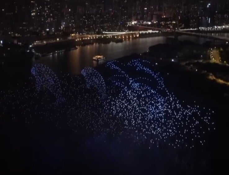 Une scène dynamique montrant un petit groupe de dauphins plongeant dans et hors de l'eau (Source : CGTN via YouTube ; capture d'écran)