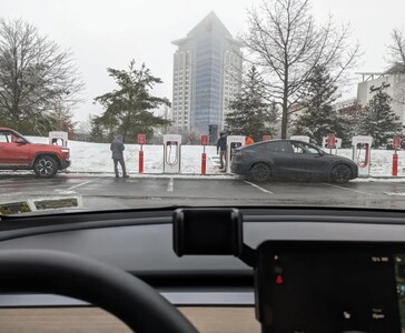 La première cabine de superchargeur Tesla Magic Dock prise dans la nature est testée avec un camion électrique Rivian