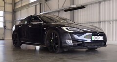 La Tesla Model S présentée dans la dernière vidéo d'AutoTrader a parcouru 430 000 miles avec sa batterie et ses moteurs d'origine. (Source : AutoTrader UK via YouTube)