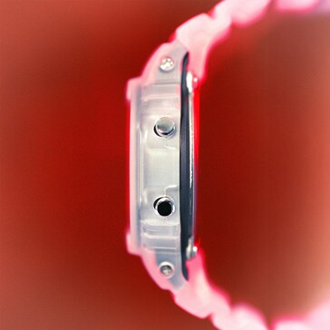 Vue de profil de la Casio G-Shock DW-5600TNT-7, mettant en évidence son boîtier translucide et ses poussoirs métalliques.
