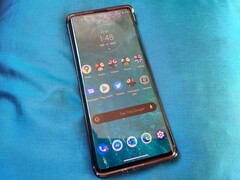 Le Motorola Edge est livré avec un étui en plastique souple très pratique dans la boîte. C'est une belle touche. (Image : Sanjiv Sathiah/Notebookcheck)