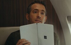 Ryan Reynolds avec la Surface Neo. (Image source : Netflix via @tomwarren)