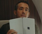 Ryan Reynolds avec la Surface Neo. (Image source : Netflix via @tomwarren)