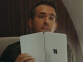 Ryan Reynolds avec la Surface Neo. (Image source : Netflix via @tomwarren)