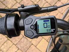 Le compteur de vélo avec écran est facilement lisible mais n'est malheureusement pas un appareil intelligent