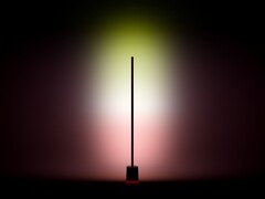 Le lampadaire Govee 3 est montré en train de projeter de la lumière sur le mur