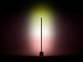 Le lampadaire Govee 3 est montré en train de projeter de la lumière sur le mur
