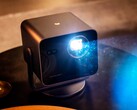 Le Leica Cine Compact 1 est beaucoup plus compact et moins cher que le Cine Play 1.