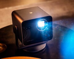 Le Leica Cine Compact 1 est beaucoup plus compact et moins cher que le Cine Play 1.