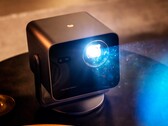 Le Leica Cine Compact 1 est beaucoup plus compact et moins cher que le Cine Play 1.