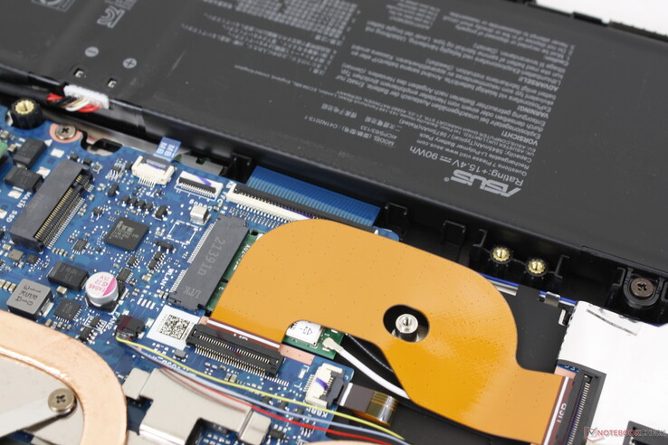 L'Intel AX201 est équipé en standard de la connectivité Wi-Fi 6 et du Bluetooth 5.2. Nous n'avons rencontré aucun problème lorsque nous l'avons couplé à notre routeur de test Netgear RAX200. Le module WLAN est positionné sous l'emplacement pour SSD M.2 2280