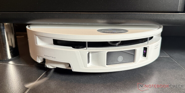 Le Mova S70 Roller se glisse sous de nombreux meubles grâce à sa hauteur de seulement 90 mm.