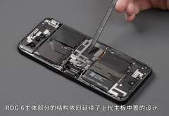 Le ROG Phone 6 possède des composants internes bien remplis et une grande capacité de refroidissement. (Image source : WekiHome)