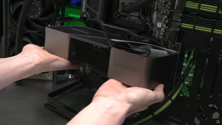Nvidia GeForce RTX 4090 en train d'être inséré dans la carte mère (image via Nvidia)