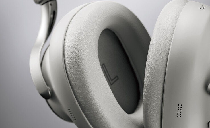 Le casque Technics EAH-A1000 utilise des coussinets en mousse à mémoire de forme haute densité et une réduction active du bruit (ANC) à 8 microphones pour bloquer les bruits.