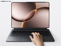 Le Xiaomi Pad 7 Ultra sera doté d&#039;une batterie de 12 000 mAh. Photo : la tablette avec ses accessoires. (Source de l&#039;image : Xiaomi)