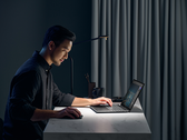 Le Zenbook Pro 15 Flip OLED est équipé d'une batterie de 96 Wh et pèse 1,8 kg. (Image source : ASUS)