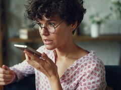 Femme parlant dans un smartphone
