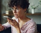 Femme parlant dans un smartphone