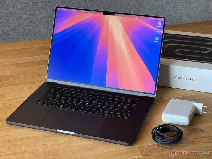 Le dernier MacBook Pro 16 pour comparaison. (Source de l'image : Notebookcheck)