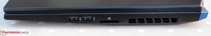 Côté droit : 2 USB A 3.0, lecteur de carte.