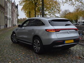 Une Mercedes électrique se gare dans une rue