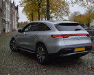 Une Mercedes électrique se gare dans une rue
