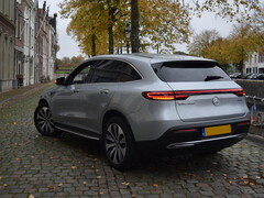 Une Mercedes électrique se gare dans une rue