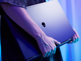 L'ordinateur portable de jeu Alienware Aurora 16X, photographié dans les mains d'une personne. (Source de l'image : Alienware)