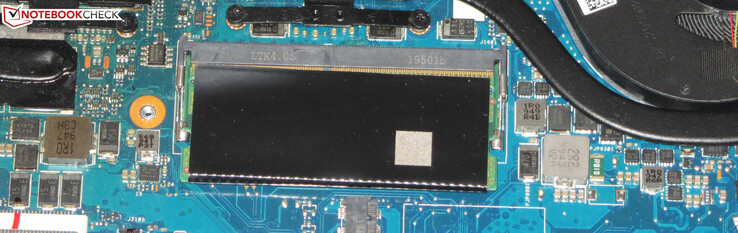 L'ordinateur portable dispose d'un emplacement mémoire, qui est occupé par un module de 16 Go. Un autre module de 16 Go de RAM est soudé.