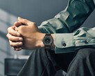 Une Citizen Eco-Drive One AR5065-54W au poignet, dotée d'un cadran vert forêt et noir, de détails en or rose et d'un bracelet ultra-fin recouvert d'un revêtement noir.