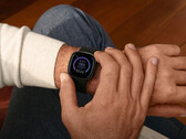 Les Fitbit Sense et Versa 3 sont désormais éligibles à Fitbit OS 5.3. (Image source : Fitbit)