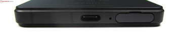 Bas : USB-C 3.2 Gen.1, microphone, emplacement microSD/SIM