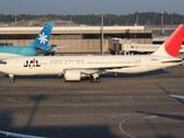 Avion de Japan Airlines à l'aéroport de Tokyo. (Source de l'image : aeroprints.com, CC BY-SA 3.0, via Wikimedia Commons)
