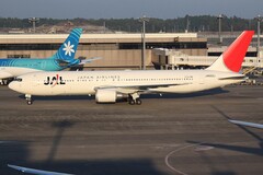 Avion de Japan Airlines à l&#039;aéroport de Tokyo. (Source de l&#039;image : aeroprints.com, CC BY-SA 3.0, via Wikimedia Commons)