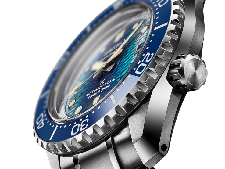 Angle latéral de la Seiko Marinemaster HBF002 montrant la lunette en céramique bleue