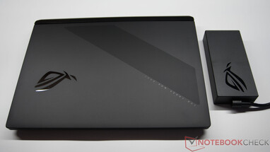 Asus ROG Strix SCAR 18 équipé d'un bloc d'alimentation de 450 watts