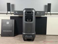 La livraison comprend quatre haut-parleurs externes,...